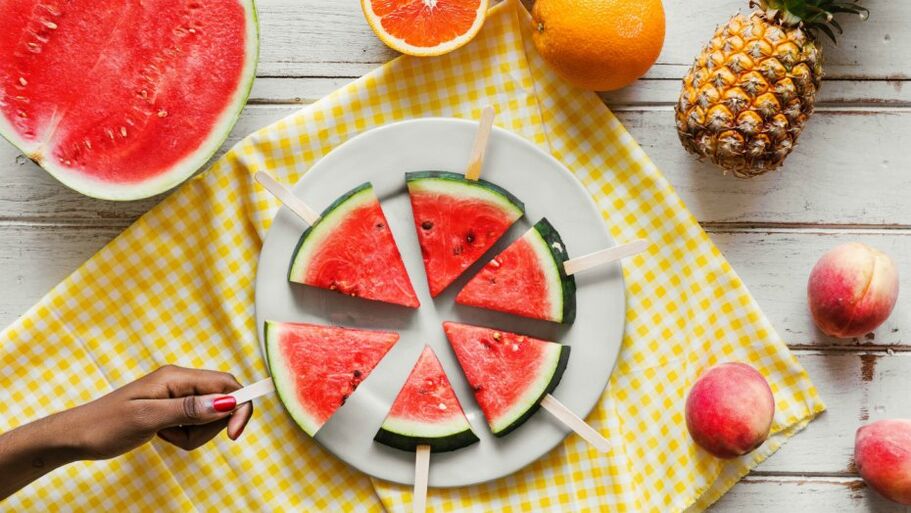 Κομμάτια καρπούζι σε ξυλάκια